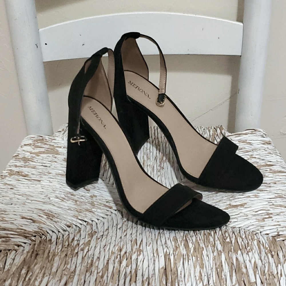 Women Size 10 Sandel and Heel